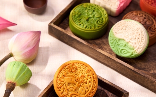 Bánh Trung Thu Đậu Xanh Trứng Muối Hoàng Kim – Dư vị vàng son trong mùa trăng