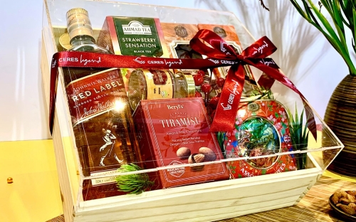 Đằng sau một hộp quà là cả một hành trình tỉ mỉ