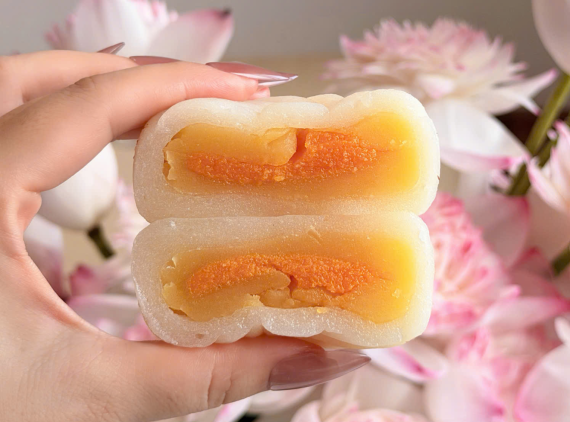 Bánh dẻo đậu xanh trứng muối hoàng kim