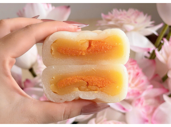 Bánh dẻo đậu xanh trứng muối hoàng kim